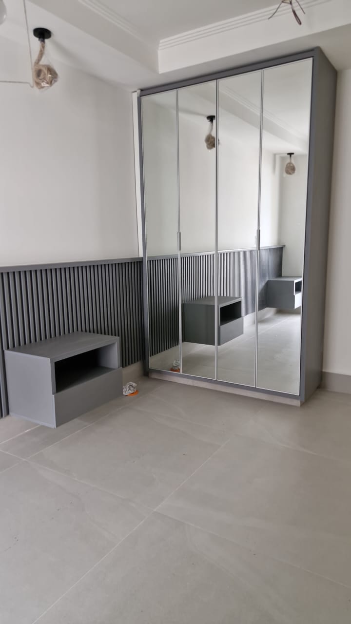 Closet sob medida com iluminação led — projeto Thor Marcenaria